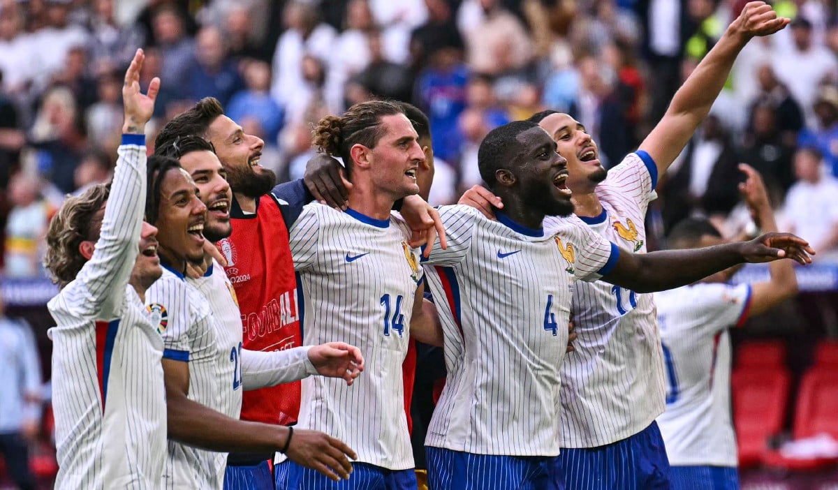 PEMAIN Perancis meraikan kejayaan menumbangkan Belgium. FOTO AFP
