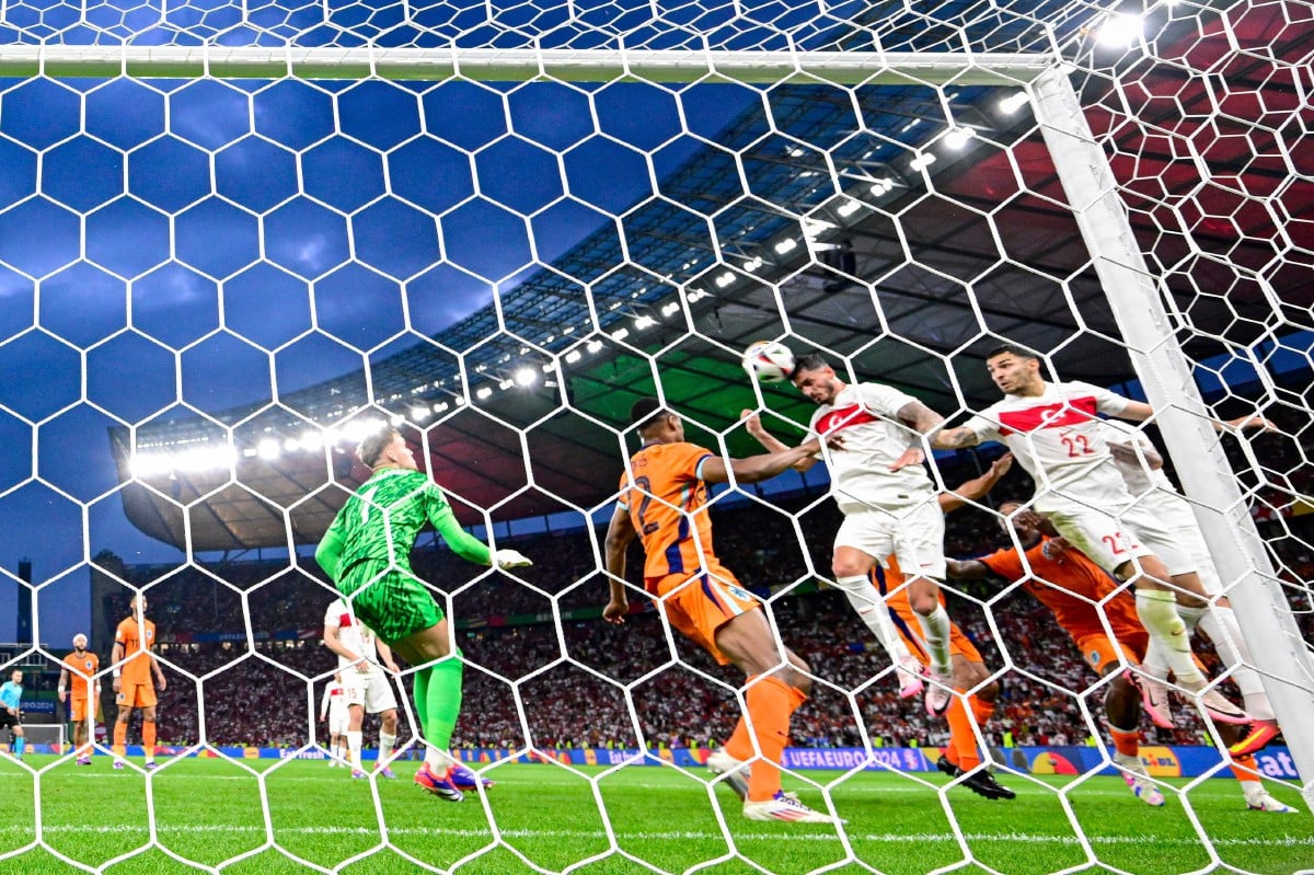 AKAYDIN menanduk masuk gol pertama Turkiye. -FOTO AFP 