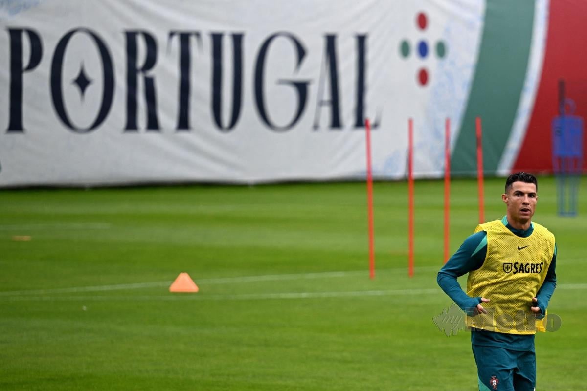 Penyerang Portugal Cristiano Ronaldo ketika sesi latihan sebagai persiapan mengharungi Euro 2024, baru-baru ini. - Reuters