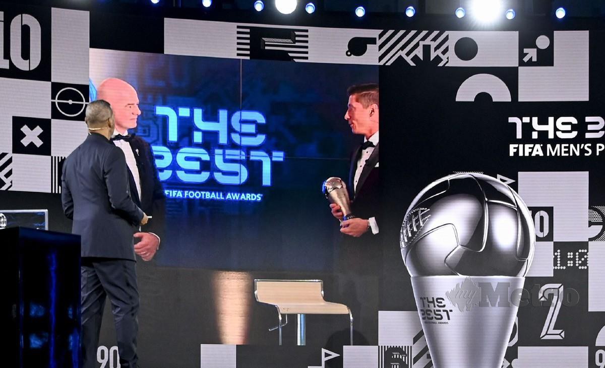 PRESIDEN FIFA Gianni Infantino menyerahkan trofi Anugerah Pemain Terbaik FIFA kepada Lewandowski dalam majlis yang dijalankan secara virtual. FOTO AFP