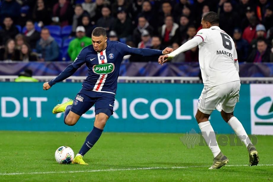 MBAPPE menjaringkan gol menerusi rembatan ketika menentang Lyon di Stadium  Groupama. FOTO AFP