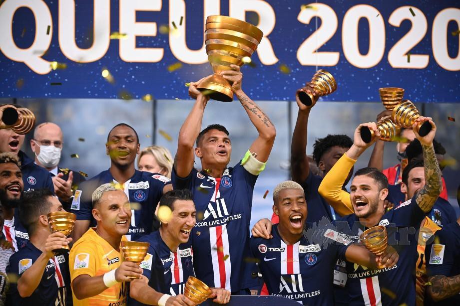 KETUA pasukan, Thiago Silva dan rakan sepasukan meraikan kejayaan Piala Liga Perancis selepas menumpaskan Lyon dalam penentuan penalti. FOTO AFP