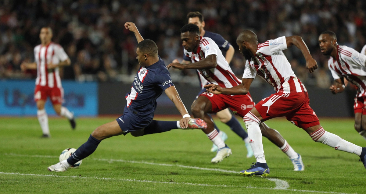 AKSI Mbappe menjaringkan gol di Stadium  Francois Coty,  Ajaccio. FOTO AFP