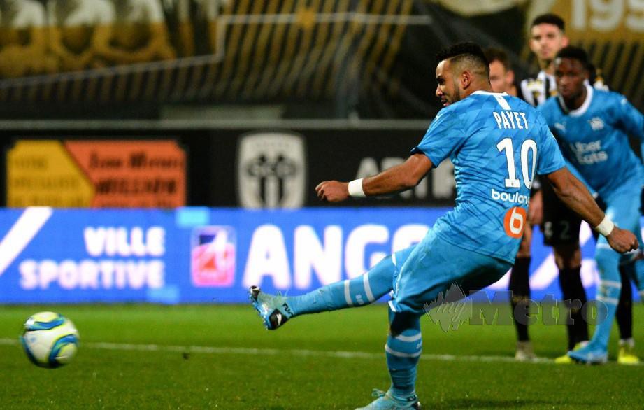 Payet jaring gol penalti Marseille. FOTO AFP