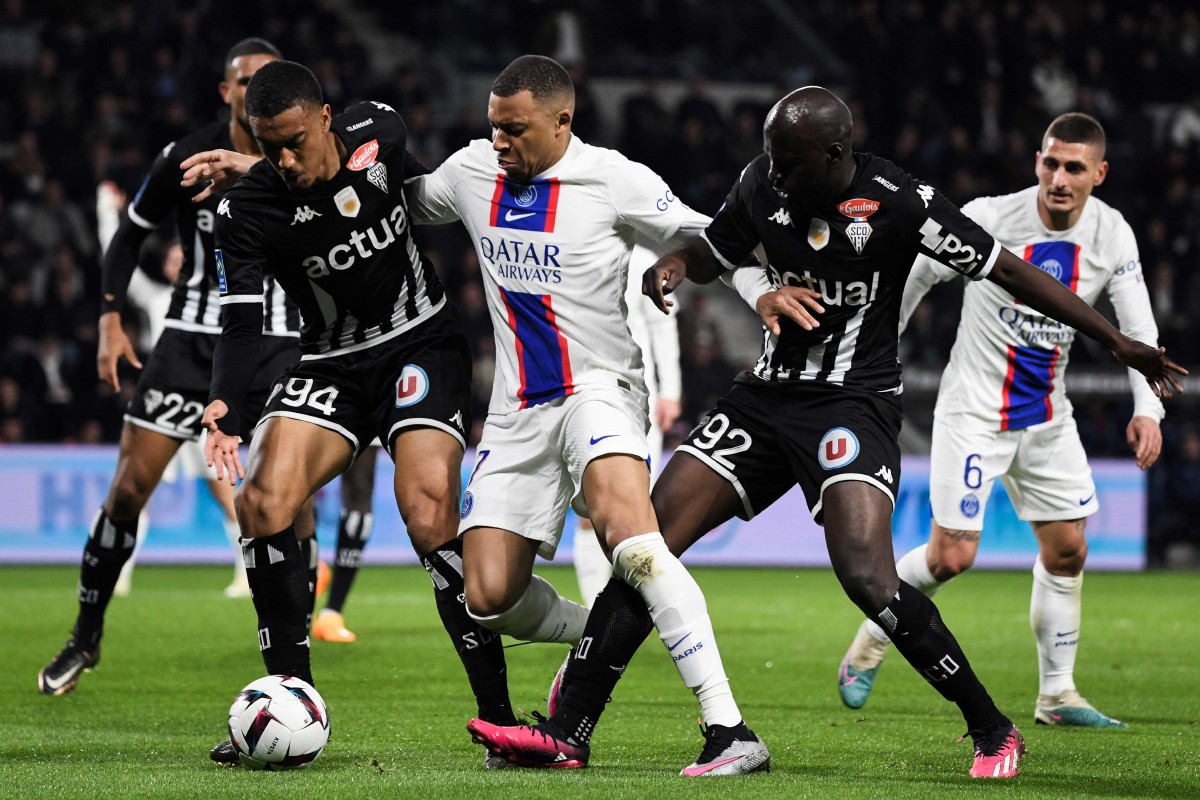 MBAPPE (tengah) ledak dua gol untuk PSG tewaskan Angers. FOTO AFP