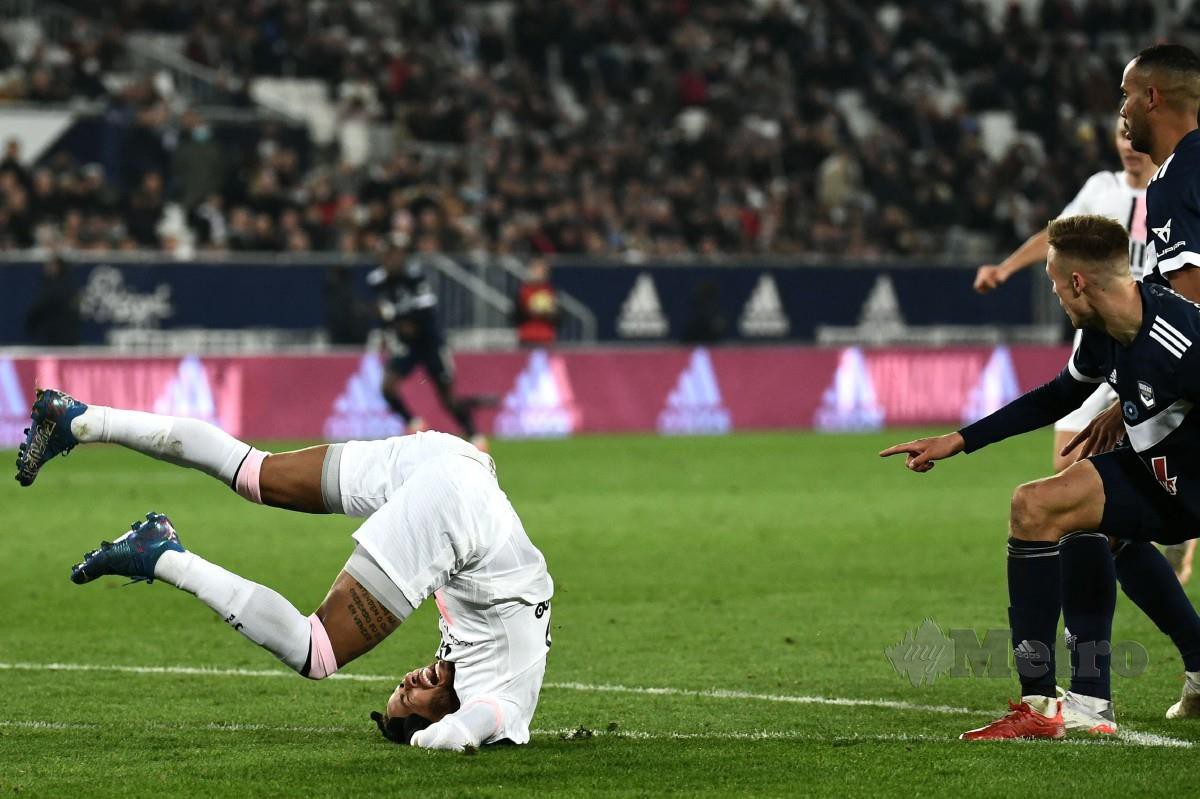 NEYMAR terjatuh ketika perlawanan menentang Bordeaux. FOTO AFP