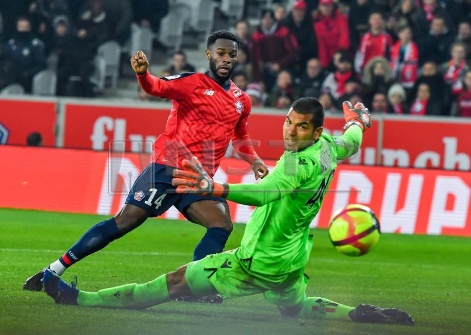 PENJAGA gol Nice Walter Benitez  gagal menghalang jaringan dilakukan penyerang Lille, Bamba. - FOTO AFP