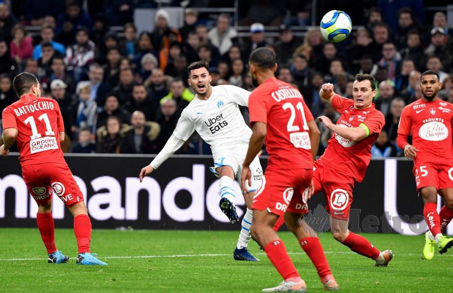 Penyerang Marseille, Nemanja Radonjic (dua kiri) menjaringkan gol kemenangan ke atas Brest dalam aksi Ligue 1 Perancis pagi ini. FOTO AFP