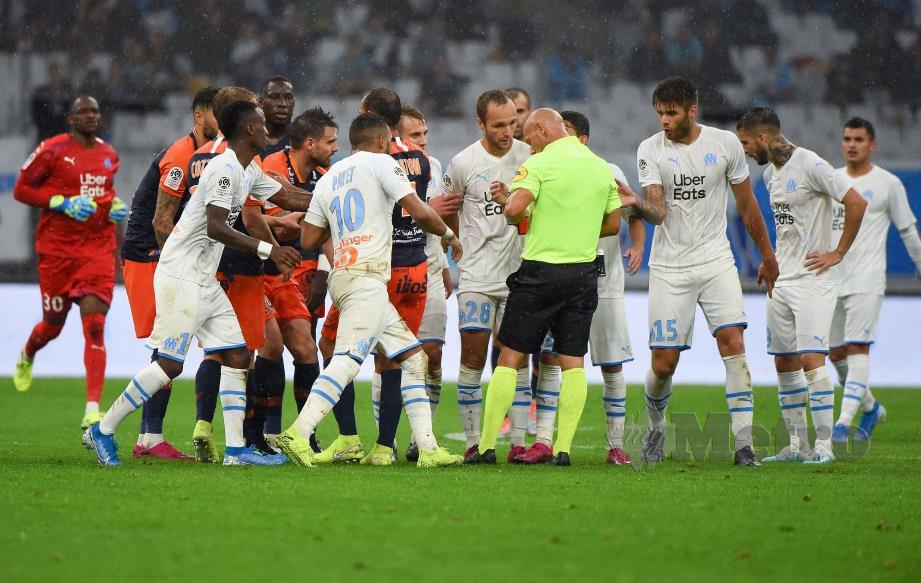 SUASANA tegang membabitkan pemain Marseille dan Olympique dan Montpellier di Stadium Velodrome. - FOTO AFP