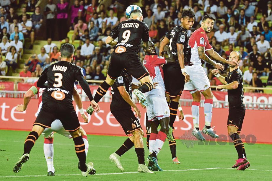 AKSI Payet (dua dari kiri) menjaringkan gol Marseille di Stadium Louis II, Monaco. - FOTO AFP 