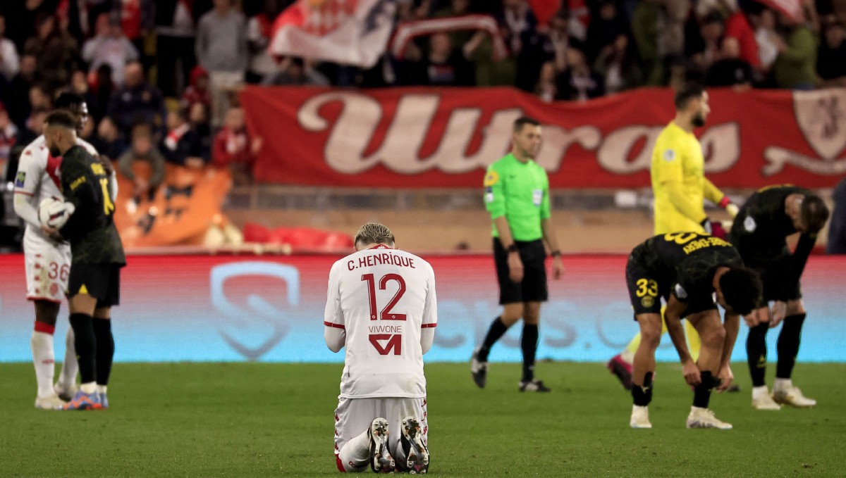 PEMAIN PSG kecewa selepa tumpas kepada Monaco. FOTO AFP
