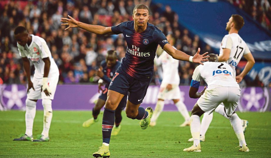 PEMAIN Paris Saint-Germain, Kylian Mbappe meraikan jaringan ketika menewaskan Amiens 5-0. FOTO AFP