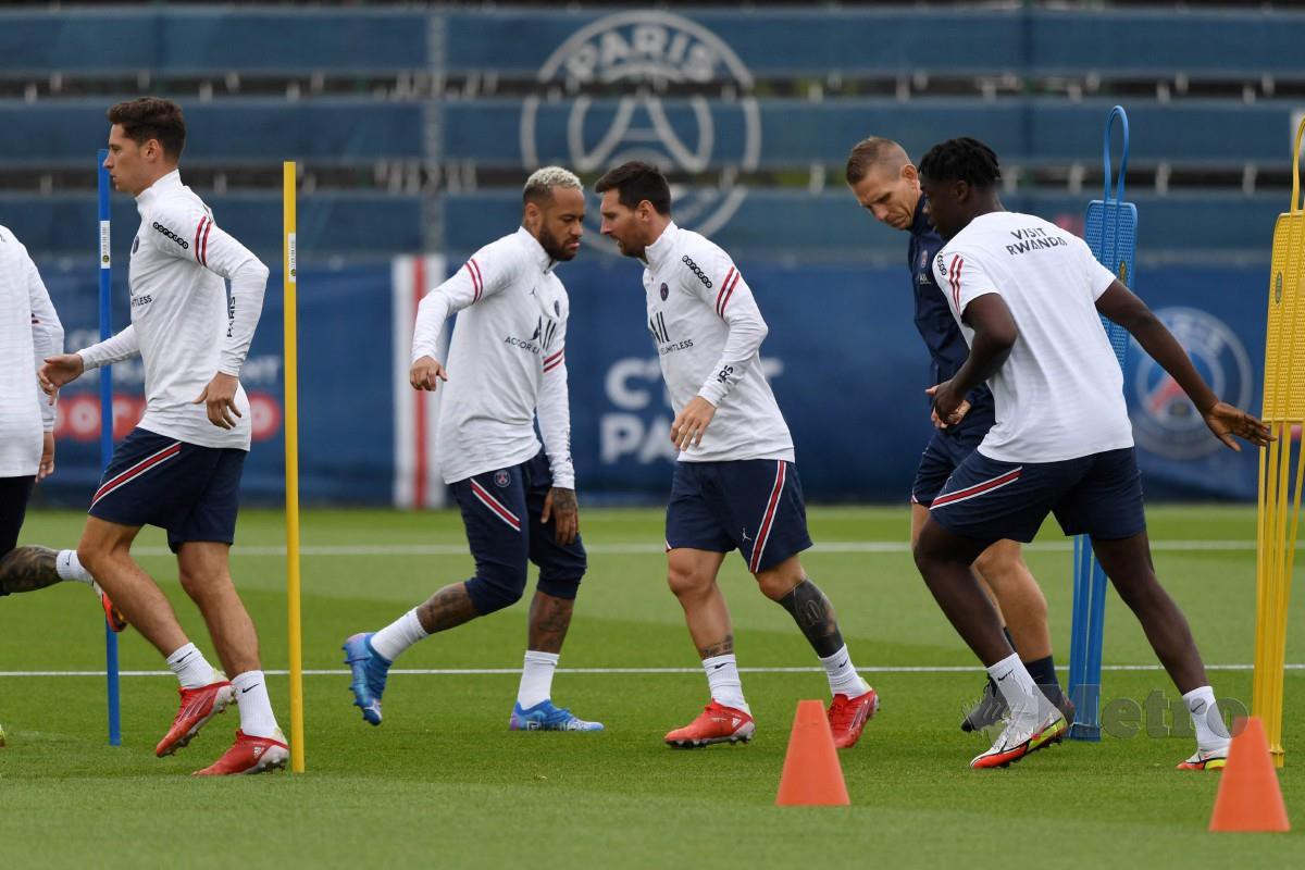 Penyerang PSG, Neymar dan Messi menjalani latihan bersama skuad. FOTO AFP 