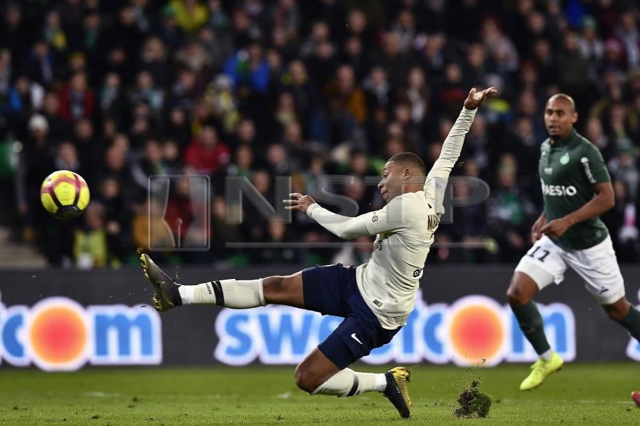 AKSI  Mbappe menjaringkan gol kemenangan PSG ketika menentang St Etienne  di Stadium Geoffroy Guichard, awal pagi tadi. - FOTO AFP