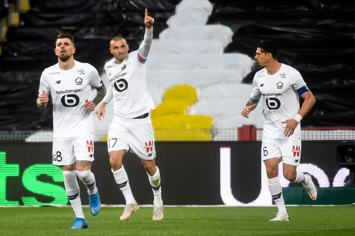 Pemain tengah Lille, Burak Yilmaz (tengah) meraikan kejayaan meledakkan gol pertama. FOTO AFP 