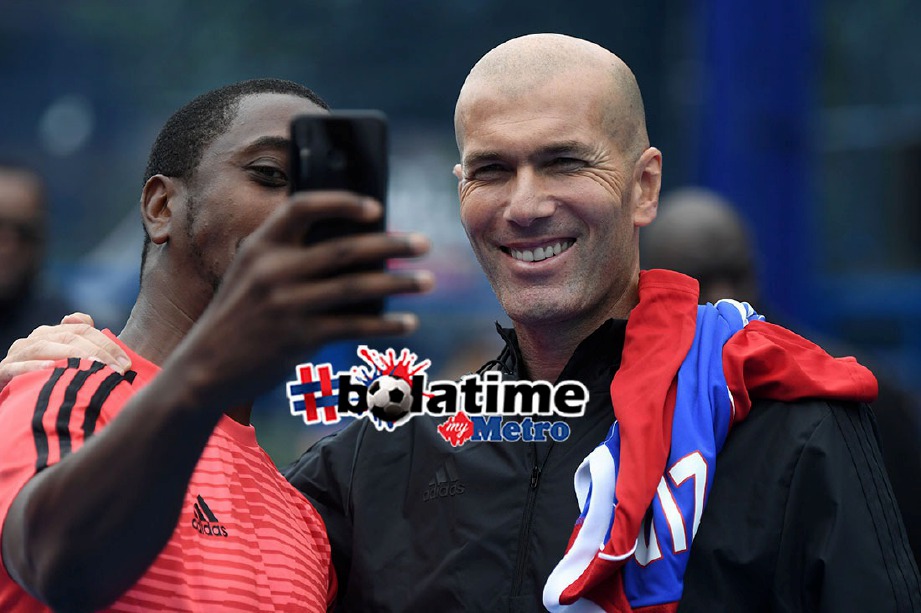 BEKAS jurulatih Real Madrid, Zinedine Zidane (kanan) bergambar bersama peminat di Paris. FOTO AFP