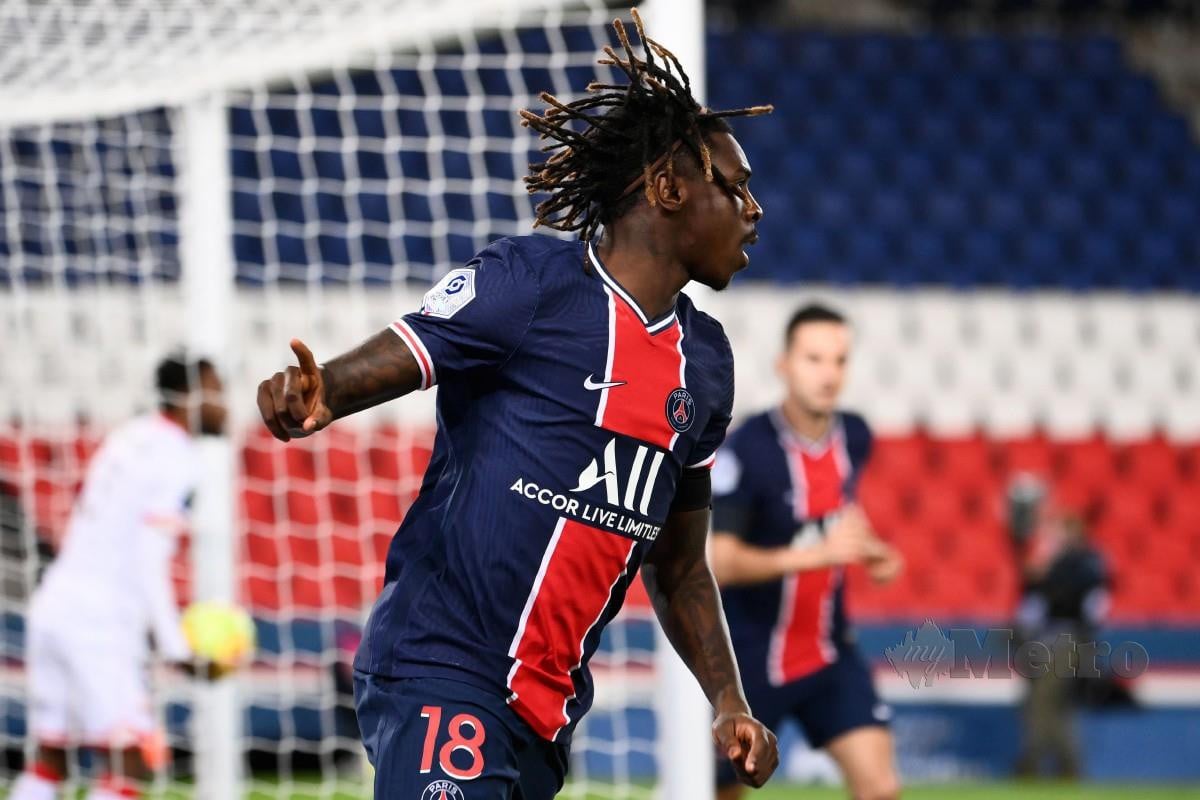 Penyerang PSG, Moise Kean meraikan jaringannya berdepan Dijon pada aksi Ligue 1. FOTO AFP 