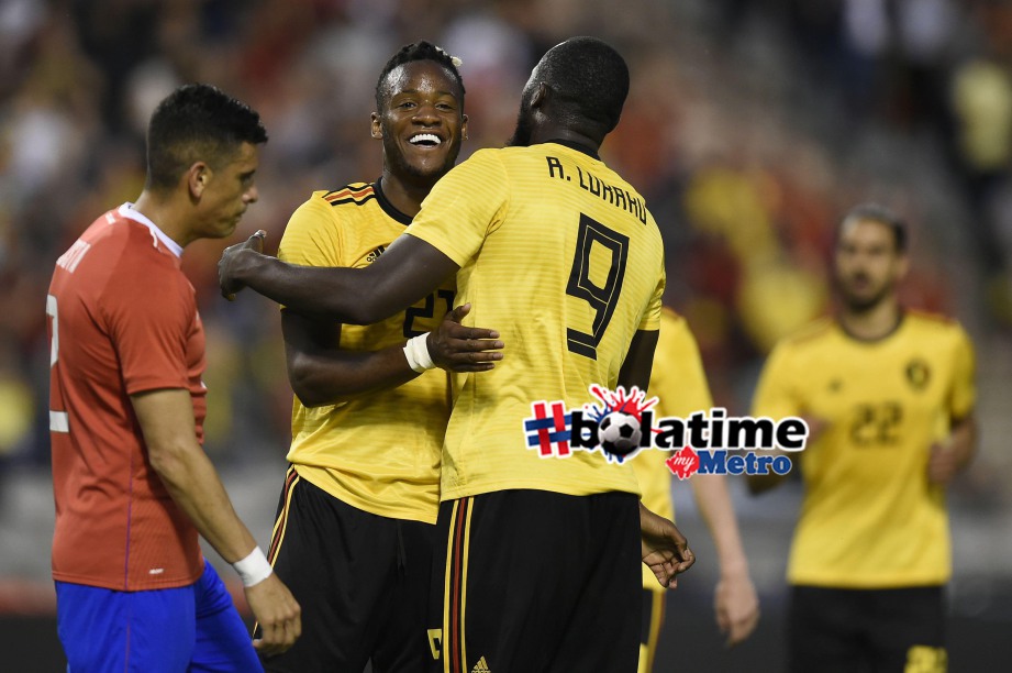 PENYERANG Belgium, Batshuayi (kiri) meraikan gol bersama rakan sepasukan, Romelu Lukaku selepas meledak gol ketika aksi pemanas badan terakhir menentang Costa Rica. FOTO AFP