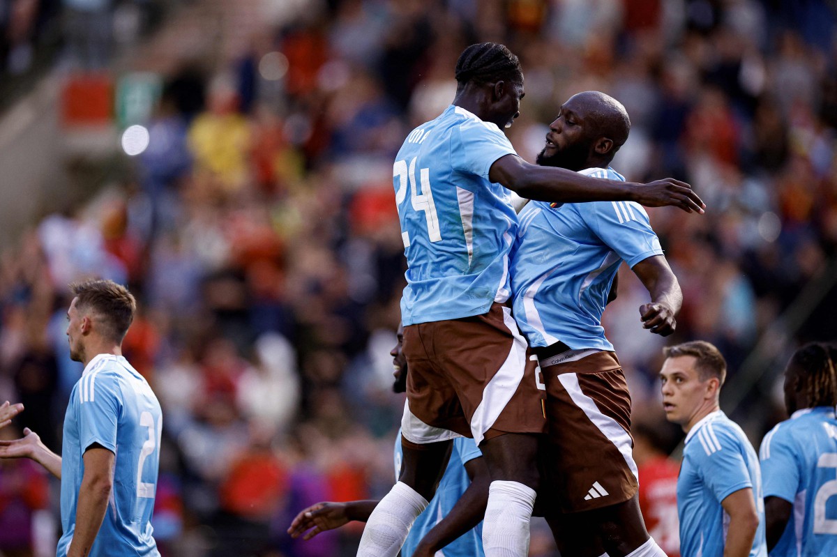 LUKAKU meraikan kejayaan bersama pemain tengah Belgium Amadou Onana. -FOTO AFP 