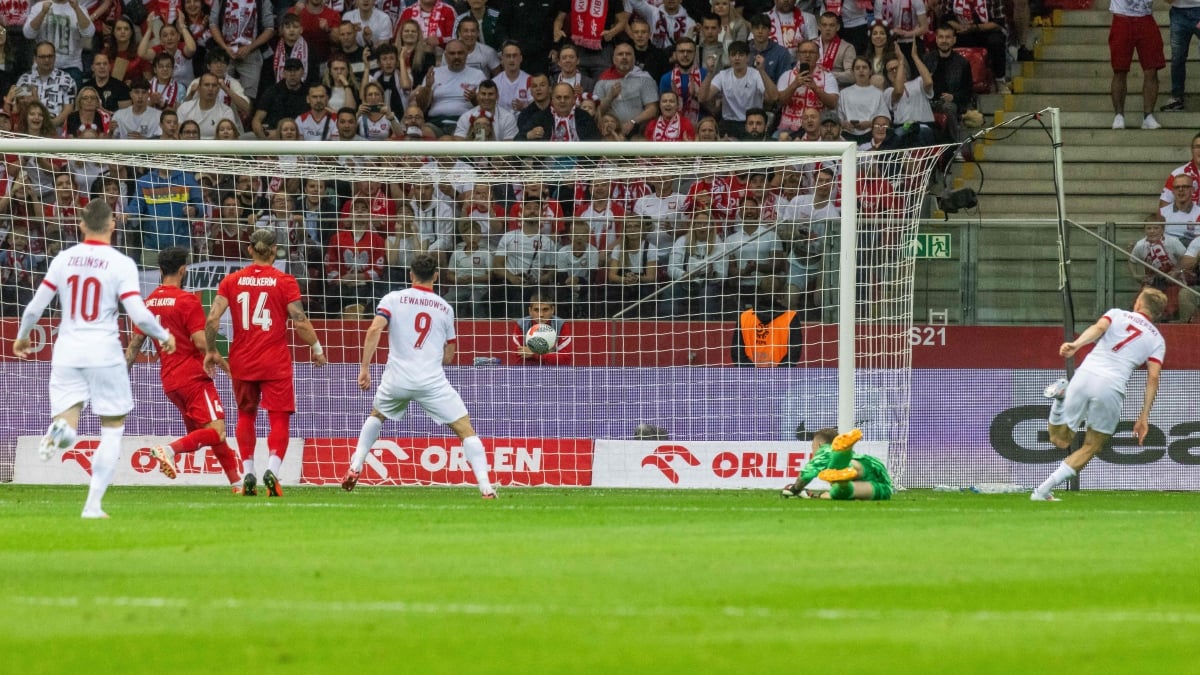 SWIDERSKI (kanan) menjaringkan gol pembukaan Poland sebelum dikeluarkan kerana cedera buku lali ketika meraikan jaringannya itu. FOTO AFP 