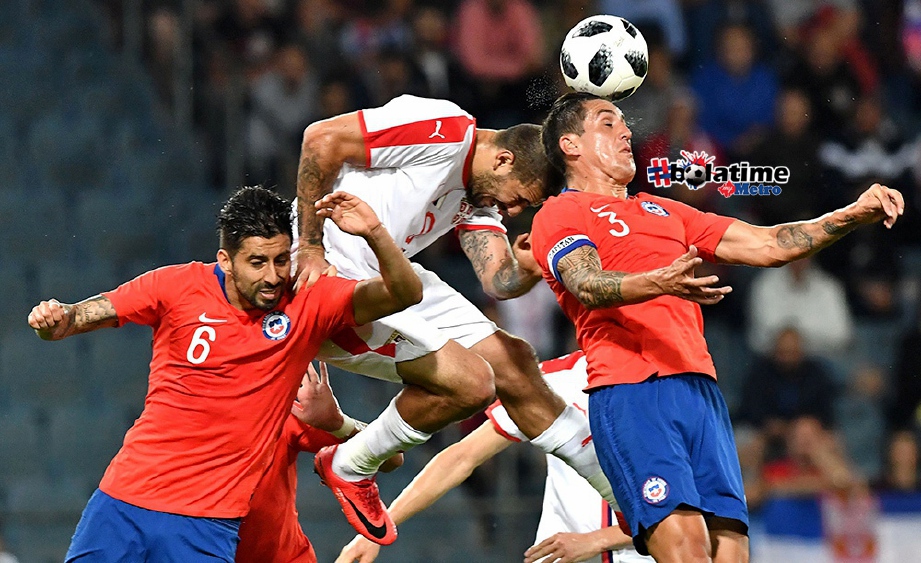  MITROVIC (tengah) menanduk bola sambil dikekang pemain Chile. FOTO/AFP 