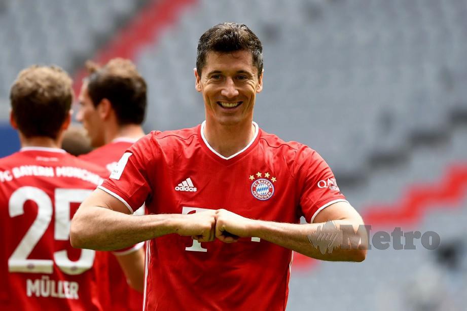 LEWANDOWSKI meraikan jaringan keduanya ketika membantu Bayern mengalahkan Freiburg 3-1 di Allianz Arena semalam. FOTO AFP