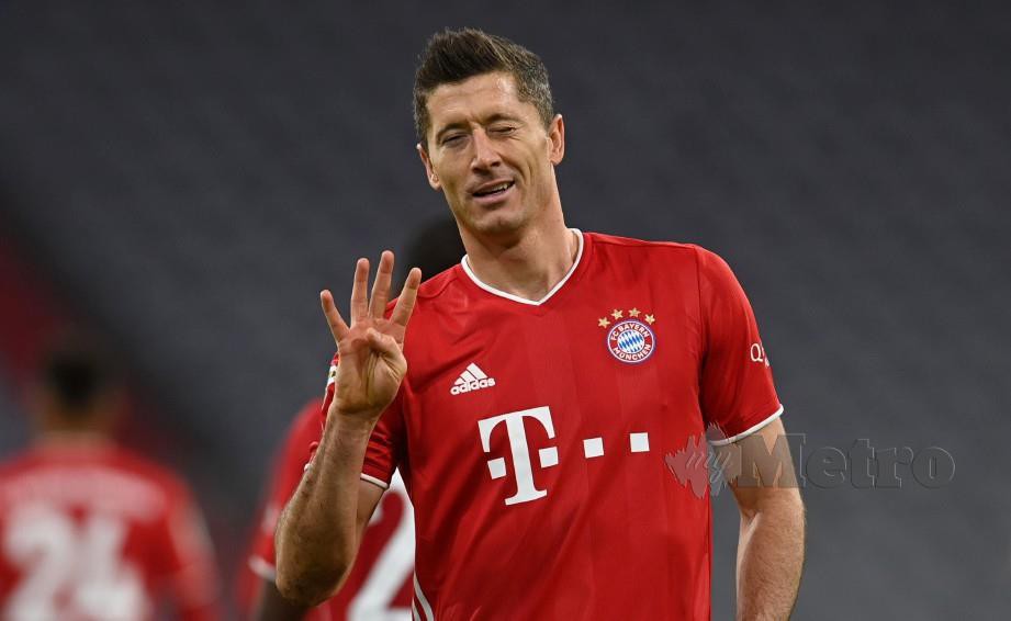 LEWANDOWSKI meledak empat gol untuk membantu Bayern mengalahkan Hertha Berli 4-3. FOTO AFP