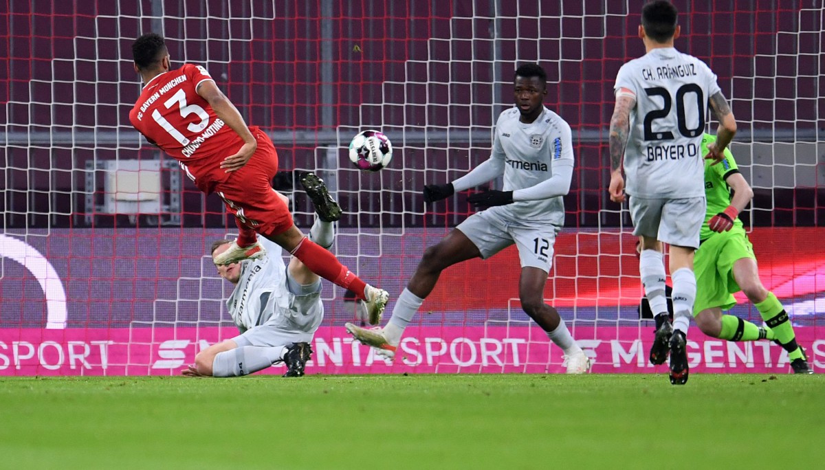 Penyerang Bayern Munich, Eric Maxim Choupo-Moting (kiri) menjaringkan gol pembukaan buat pasukannya ketika berdepan Bayer Leverkusen dalam aksi Bundesliga. FOTO AFP 