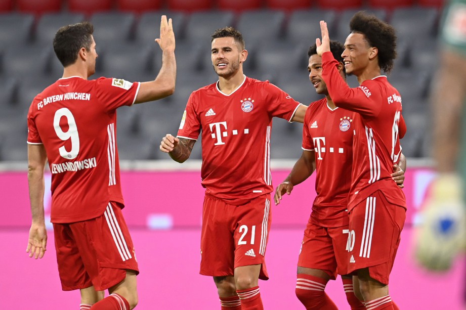  Gnabry (dua dari kanan) meraikan gol keempat Bayern bersama rakan pasukan. FOTO AFP