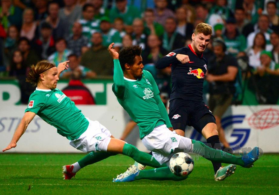 PENYERANG Leipzig,  Timo Werner (kanan) diasak dua pemain Bremen. - FOTO AFP  