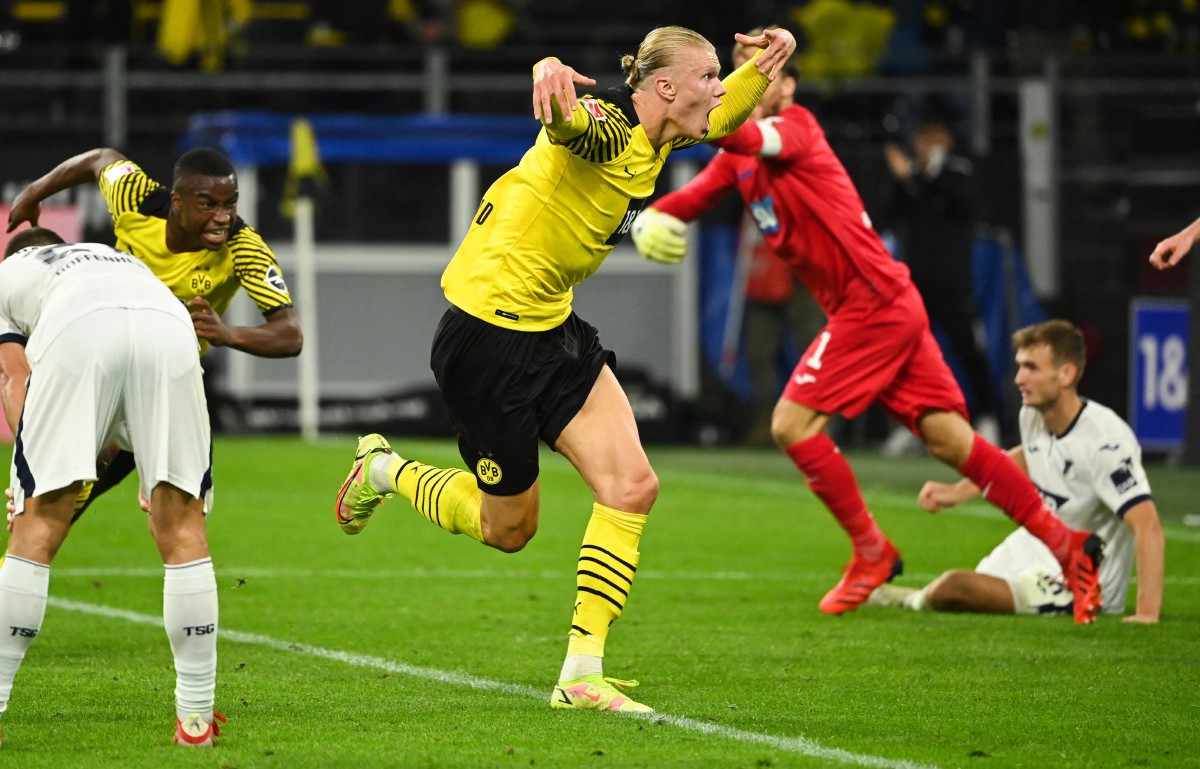 Erling Braut Haaland meraikan jaringan kemenangan Dortmund berdepan Hoffenheim dalam saingan Bundesliga. FOTO AFP 