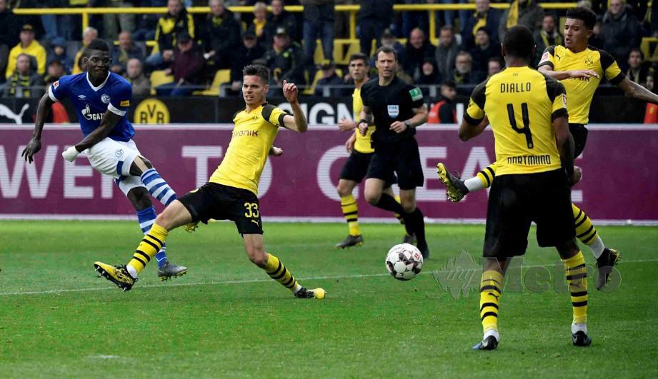 Penyerang Schalke, Breel Embolo (kiri) menjaringkan gol menentang Borussia Dortmund. FOTO AFP.