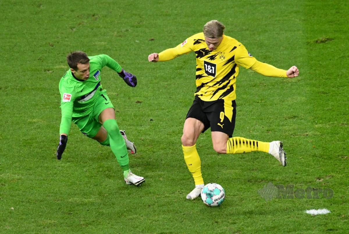 Erling Braut Haaland (kanan) menewaskan penjaga gol Hertha Berlin, Alexander Schwolow. FOTO AFP