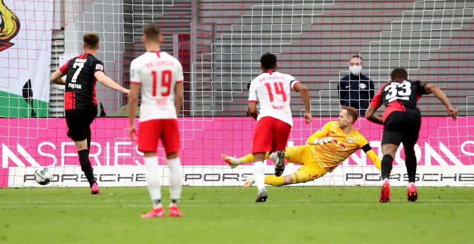 AKSI Piatek (kiri) menjaringkan penalti di Leipzig. FOTO AFP
