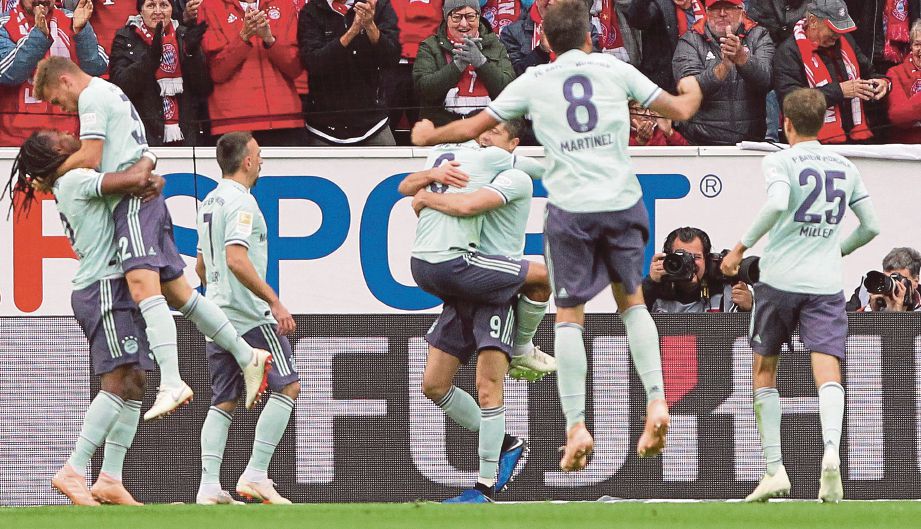 PEMAIN Bayern Munich, Thiago Alcantara (tengah) meraikan jaringan bersama rakan sepasukan. FOTO AFP