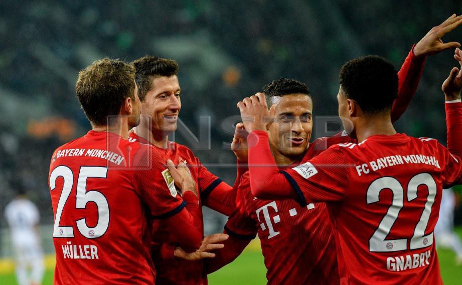  Penyerang Bayern Munich, Thomas Mueller (kiri) meraikan jaringan bersama rakan sepasukannya. FOTO AFP.
