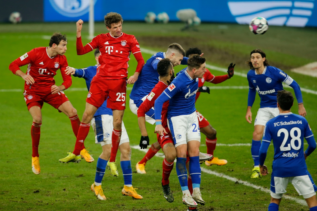 MUELLER (dua dari kiri)  menanduk masuk gol ketiga Bayern Munich. FOTO AFP 