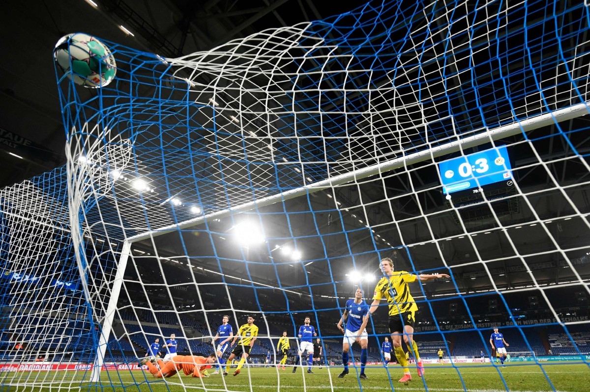 ERLING Braut Haaland (kanan) meledakkan ketika pasukan Borussia Dortmund menang 4-0 ke atas Schalke. FOTO AFP