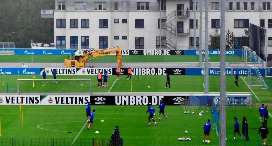 PASUKAN Schalke 04 menjalani sesi latihan di Gelsenkirchen. FOTO AFP