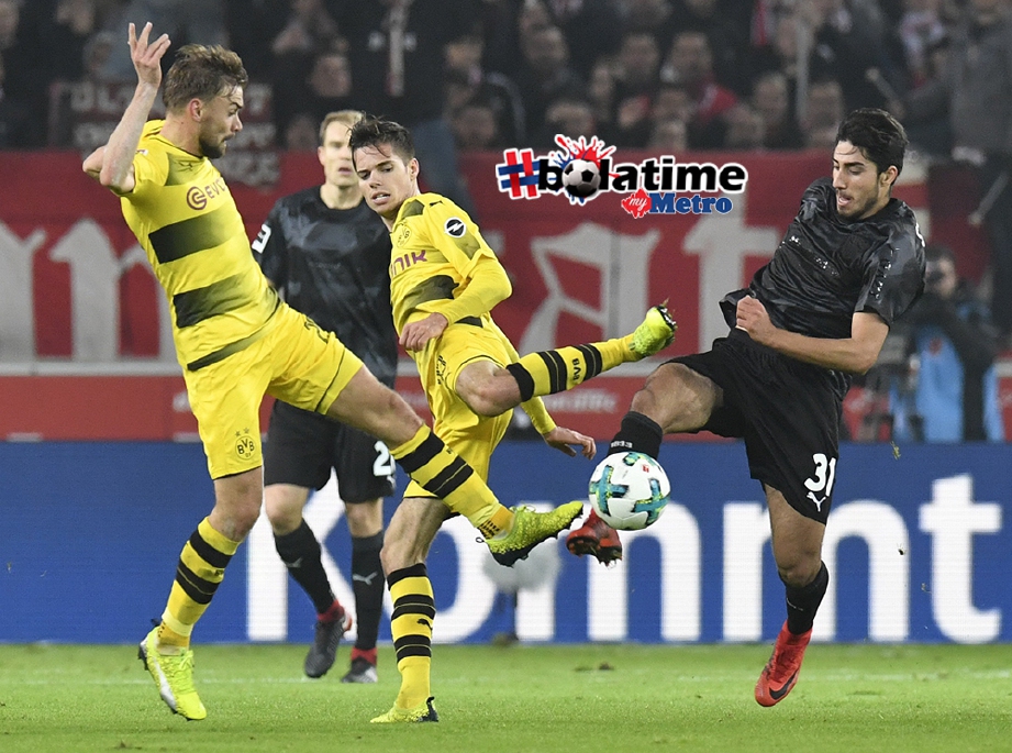 PEMAIN Stuttgart, Berkay Oezcan (kanan) melepasi pemain Dortmund.   FOTO/AFP 