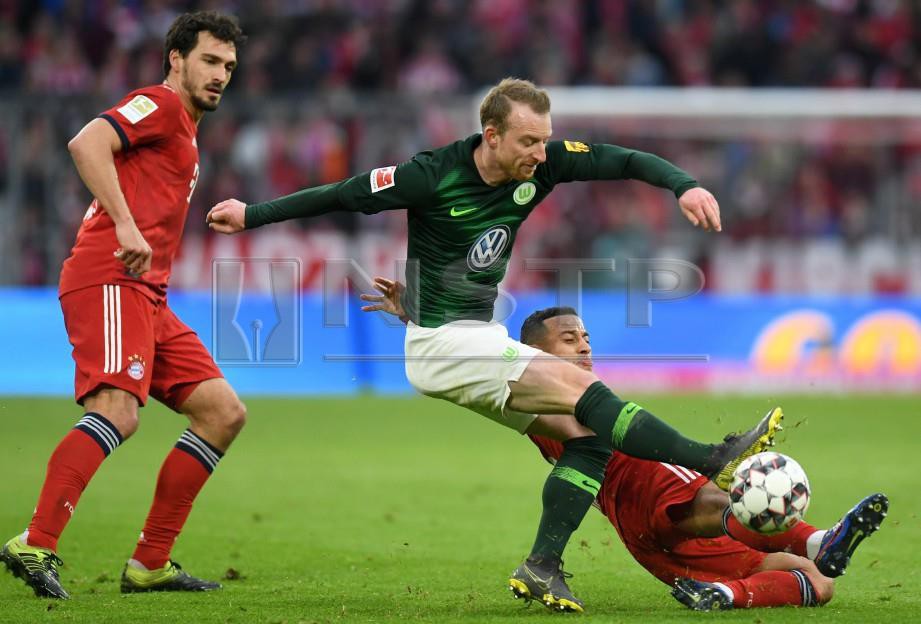 Pemain tengah Bayern Munich, Thiago Alcantara (kanan) dan pemain tenagh Wolfsburg, Maximilian Arnold beraksi dalam perlawanan Liga Jerman. FOTO AFP. 
