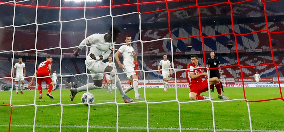 AKSI  Lewandowski menjaringkan gol kemenangan Bayern.  