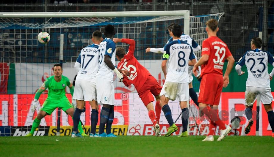 AKSI  Mueller (tengah) menjaringkan gol Bayern di Bochum. - FOTO AFP  