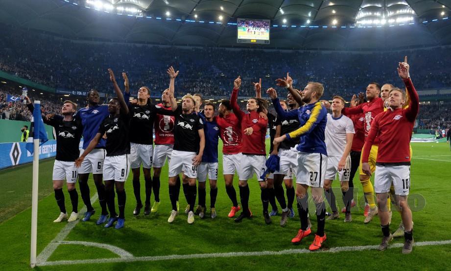 PEMAIN Leipzig meraikan kejayaan mara ke final Piala Jerman di Hamburg. - FOTO AFP