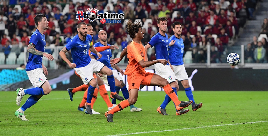 AKE (dua dari kanan) menjaringkan gol dua minit sebelum tamat buat Belanda. FOTO/AFP 