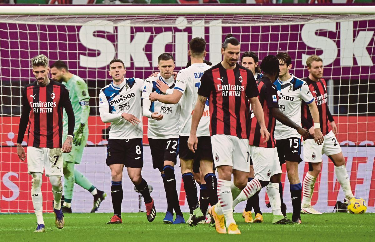 REAKSI pemain Milan selepas  Ilicic menjaringkan penalti di San Siro. FOTO AFP  