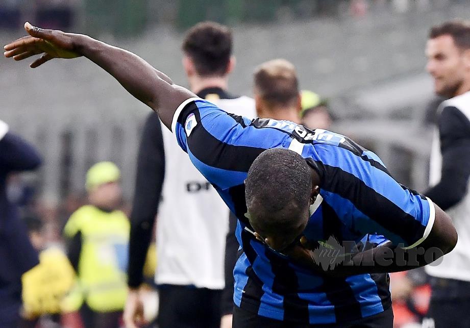 GELAGAT    Lukaku selepas menjaringkan gol kedua Inter di San Siro. - FOTO AFP  