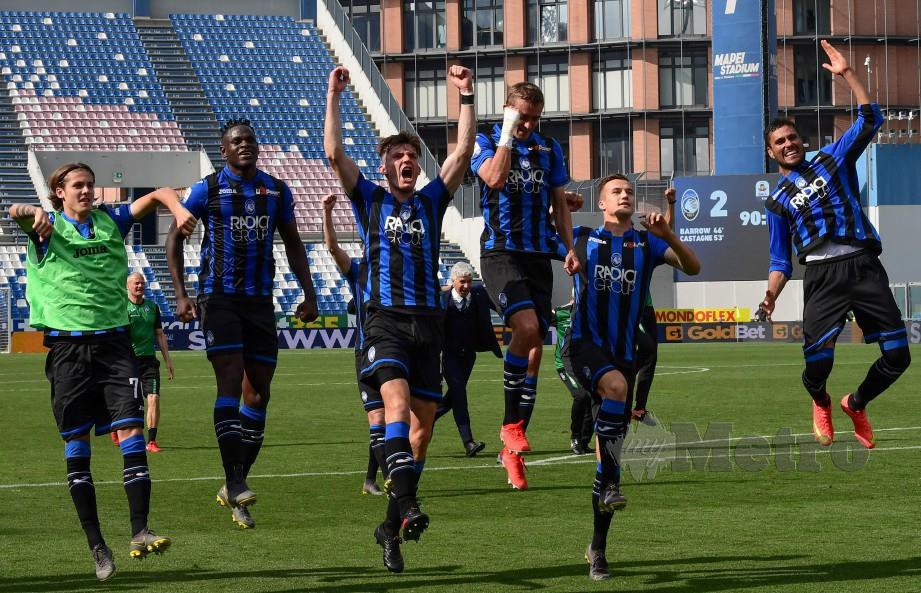 PEMAIN Atalanta meraikan kejayaan menewaskan Genoa  di Stadium  Mapei.  - FOTO   AFP 