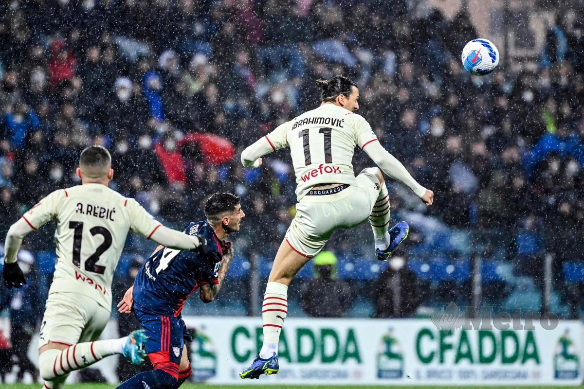 PENYERANG Zlatan Ibrahimovic dalam aksi menentang Cagliari. -FOTO AFP