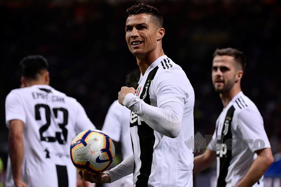Ronaldo (tengah) jaring gol buat Juventus ketika menentang Inter Milan awal pagi ini. FOTO AFP.